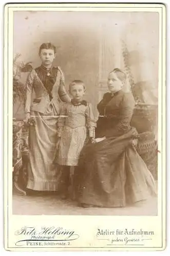 Fotografie Fritz Helbsing, Peine, Schützenstr. 2, Junge Dame im Kleid mit zwei Mädchen