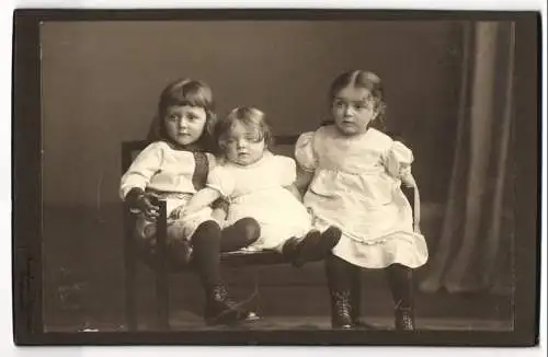 Fotografie Atelier Bernhard, Ballenstedt, Drei kleine Kinder in weisser Kleidung