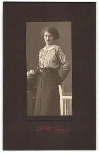 Fotografie W. Schölermann, Heide i. H., Markt 9, Junge Dame in Bluse und Rock