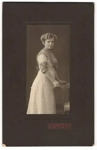 Fotografie W. Schölermann, Heide i. H., Markt 9, Junge Dame im gepunkteten Kleid