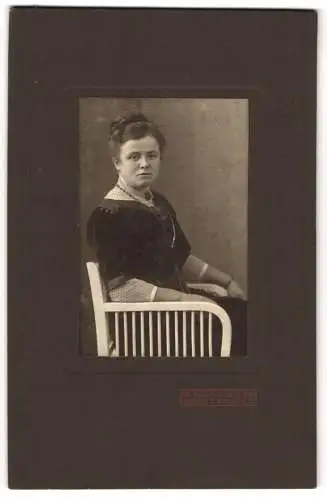 Fotografie W. Schölermann, Heide i. H., Markt 9, Junge Dame im Samtkleid