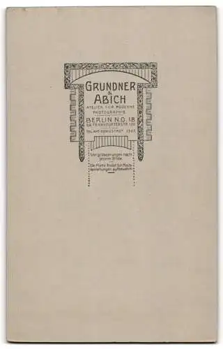 Fotografie Grundner & Abich, Berlin, Gr. Frankfurterstr. 126, Junges Mädchen in schwarzer Bluse und Rock