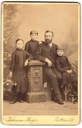 Fotografie Johannes Beyer, Zittau i. S., Bürgerlicher Herr mit drei Mädchen
