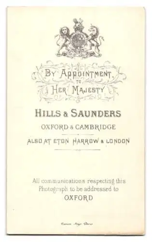 Fotografie Hills & Saunders, Oxford, Dame mit Zopffrisur lesend