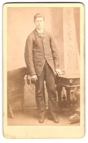 Fotografie Hitling, Maidstone, 125 Week Street, Junger Mann im Anzug