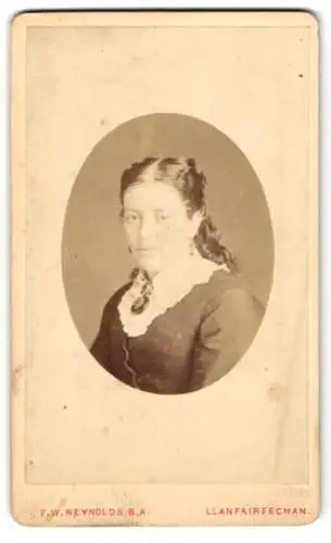 Fotografie F. W. Reynolds, Llanfairfechan, Dame mit weissem Kragen im Portrait