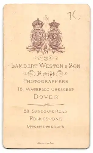 Fotografie Lambert Weston & Son, Dover, 18 Waterloo Crescent, Junger Herr mit verschränkten Armen