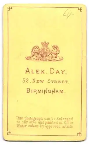 Fotografie Alex Day, Birmingham, 52 New Street, Elegante Dame mit Skulptur