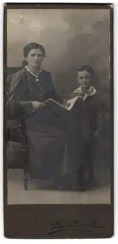 Fotografie Paul Hummel, Stuttgart, Hauptstätterstr. 64, Mutter mit ihrem Sohn und einem Bilderbuch