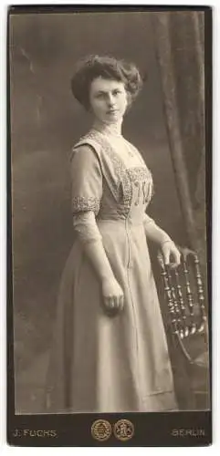 Fotografie J. Fuchs, Berlin, Friedrichstr. 108, Elegante junge Dame in tailliertem Kleid