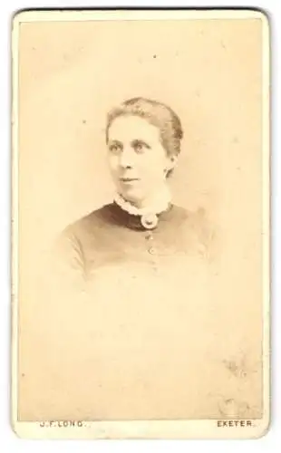 Fotografie J. F. Long, Exeter, 45 High Street, Dame in hochgeschlossenem Kleid im Profil