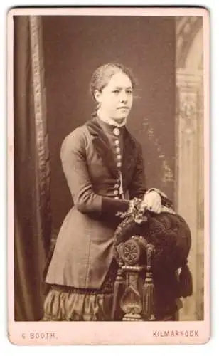 Fotografie G. Booth, Kilmarnock, John Finnie Street, Junge Frau in tailliertem Kleid mit Samtkragen