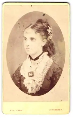 Fotografie E. McCann, Uttoxeter, High Street, Mädchen mit Blumenbrosche und Haarschmuck