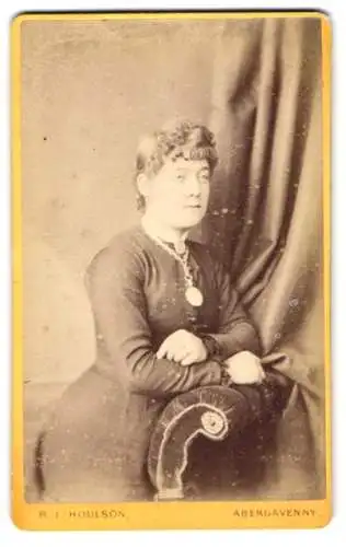 Fotografie R. I. Houlson, Abergavenny, Brecon Road, Dame in tailliertem Kleid mit Halskette