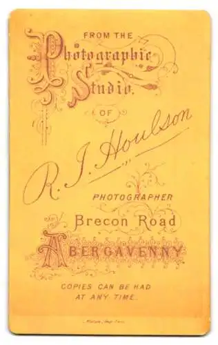 Fotografie R. I. Houlson, Abergavenny, Brecon Road, Dame in tailliertem Kleid mit Halskette