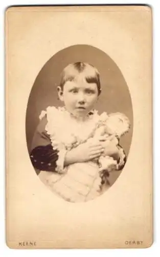 Fotografie Richard Keene, Derby, Kleines Kind mit Puppe im Arm