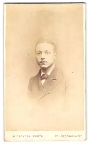 Fotografie W. Croydon, London, 94 Cornwall Rd., Junger Mann im Anzug, Portrait