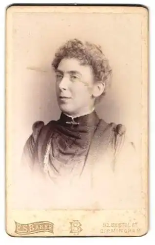 Fotografie E. S. Baker, Birmingham, 82 Bristol St., Portrait einer Dame in hochgeschlossenem Kleid