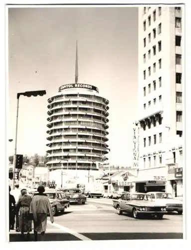 Fotografie unbekannter Fotograf, Ansicht Los Angeles-Hollywood, Strassenpartie am Capitol Records Building