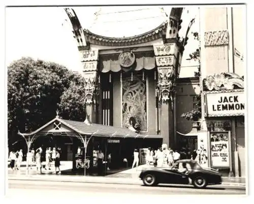 Fotografie Fotograf unbekannt, Los Angeles-Hollywood, Roadster vor den Chinese Theater, Filmplakat mit Jack Lemmon