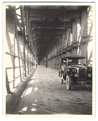 Fotografie unbekannter Fotograf, Ansicht Attock Khurd, Auto auf der Attock Bridge, Stahlbrücke über den Indus River