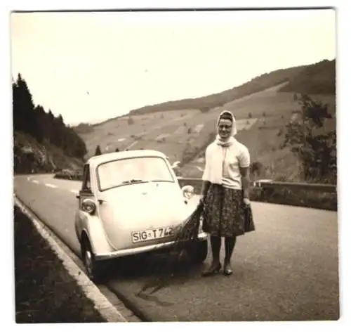 Fotografie unbekannter Fotograf und Ort, Auto BMW Isetta mit Kennzeichen SIG:T742