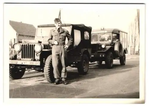 Fotografie unbekannter Fotograf und Ort, Amerikanischer Soldat vor einem Willys MB Jeep Kennzeichen: 8070-LSM, Sani