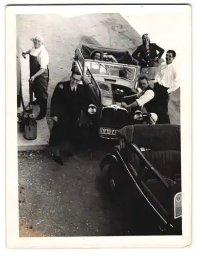 Fotografie Auto mit Kennzeichen IIIA-342 an einer Tankstelle, Tankwart