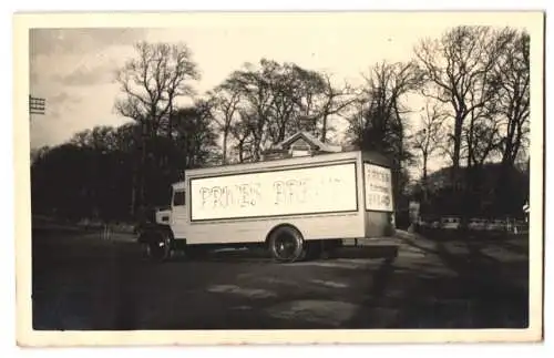 Fotografie unbekannter Fotograf, Ansicht Leeds-Headingley, LKW`s der Firma Price Brothers Bakers