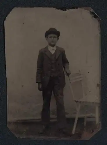 Fotografie Ferrotypie junger Knabe im Anzug mit Hut posiert nebst Stuhl