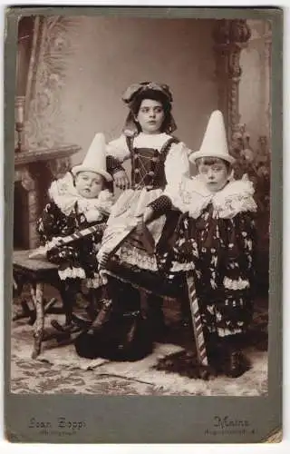 Fotografie Jean Zoppi, Mainz, drei niedliche Kinder zum Fasching als Clowns und im Trachtenkleid mit Ratsche