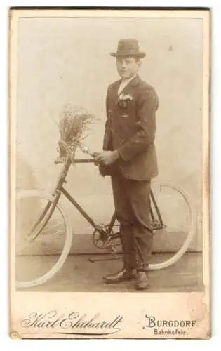 Fotografie Karl Erhardt, Burgdorf b. Hannover, Bahnhofstr., junger Mann mit seinem Fahrrad im Anzug samt Hut