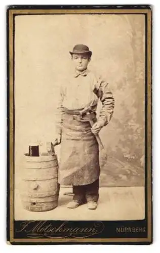 Fotografie F. Motschmann, Nürnberg, junger Küfer / Böttcher mit Hammer nebst Fass und Schwarzbier, Lederschürze