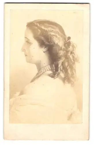 Fotografie unbekannter Fotograf und Ort, Seitenportrait Eugenie de Montijo, Kaiserin von Frankreich