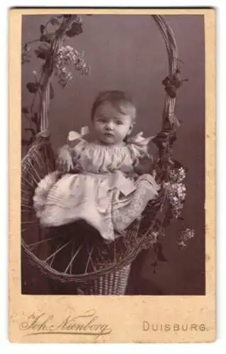 Fotografie Joh. Nienborg, Duisburg, niedliches kleines Mädchen sitzt im Weidenkorb