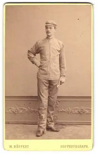 Fotografie W. Höffert, Dresden, junger Mann als Ingenieur mit Messschieber in der Hand