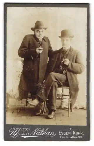 Fotografie M. L. Nathan, Essen-Ruhr, junger Buckliger Mann nebst seinem Freund im Anzug mit Melone