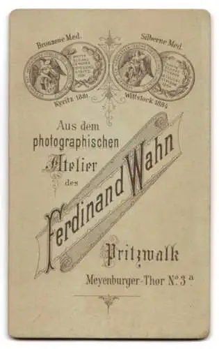 Fotografie Ferdinand Wahn. Pritzwalk, Hund mit Hundehalsband posiert im Atelier