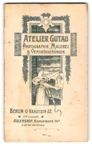 Fotografie Atelier Gutau, Berlin, Krautstr. 52, junge Frau betrachtet eine Fotografie, Jugendstil