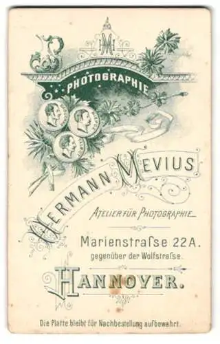 Fotografie Hermann Mevius, Hannover, Marienstr. 22a, Monogramm des Fotografen über Anschrift des Ateliers