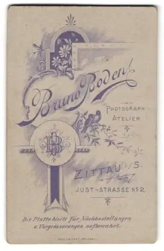 Fotografie Bruno Boden, Zittau i. Sa., Just-str. 2, Monogramm des Fotografen nebst Anschrift des Atelier