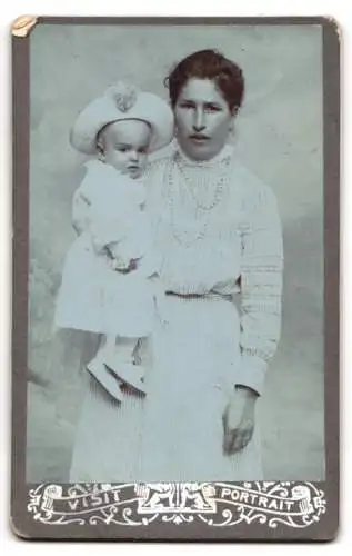 Fotografie unbekannter Fotograf und Ort, junge Frau im schulterfreien Kleid steht auf einer Plattenkamera, Jugendstil