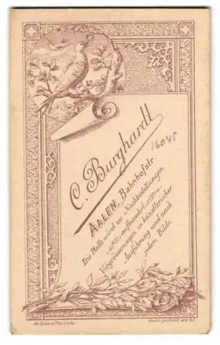 Fotografie C. Burghardt, Aalen, Bahnhofstr., Anschrift des Ateliers mit Dienstleistungen auf Papier mit verziertem Rahme