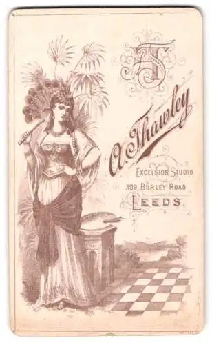 Fotografie A. Thawley, Leeds, Monogramm des Fotografen nebst orientalischer Schönheit mit Pfauenfederfächer