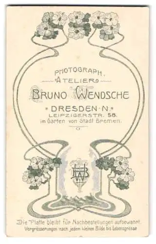 Fotografie Bruno Wensche, Dresden, Leipzigerstr. 58, Monogramm des Fotografen mit Jungedstilverzierung, Blumen