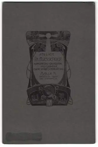 Fotografie Th. Molsberger, Halle / Saale, Geststr. 59/60, Jugendstil verzierte Darstellung mit Fotografen Utensilien