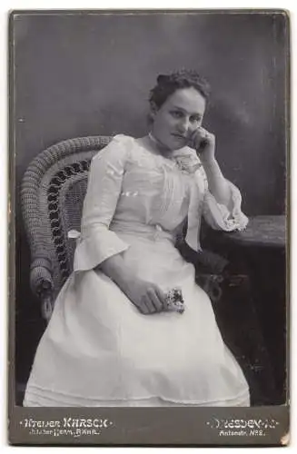 Fotografie Karsch, Dresden-Neustadt, Antonstr. 2, Frau in Jugendstil Darstellung mit Spiegel und Blumen