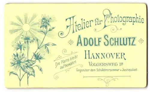 Fotografie Adolf Schlutz, Hannover, Volgersweg 1b., Sonneschein bestrahlt Blumen nebst Anschrift des Ateliers