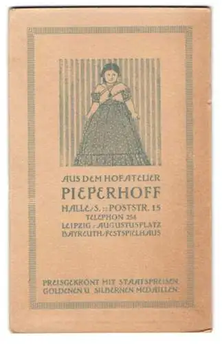 Fotografie Pieperhoff, Halle / Saale, Poststr. 15, Darstellung eines Mädchen im Kleid über Anschrift des Ateliers