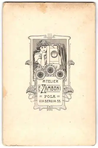 Fotografie E. Zamboni, Pola, via Sergia 55, junge Frau mit einer Plattenkamera und Sonnenblumen, Jugendstil